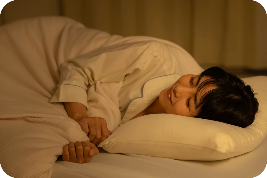 ベッドでリラックスして眠っている人物の写真