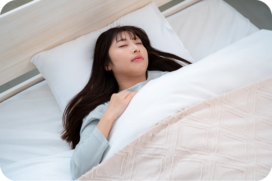 眠っている女性