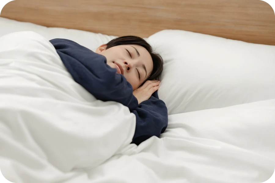 ベッドで眠っている女性