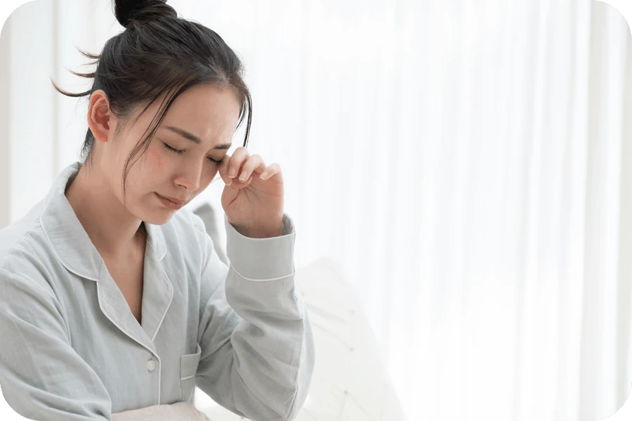 寝つきが悪く目をこすっている女性