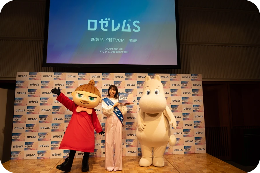 左から、リトルミイ、スペシャルゲストの若槻千夏さん、ムーミン