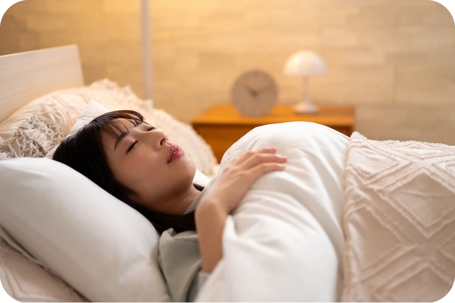 ベッドで寝ている女性
