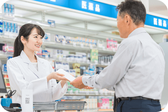 ロゼレムＳ発売をイメージした薬剤師が店頭で商品を手渡している写真