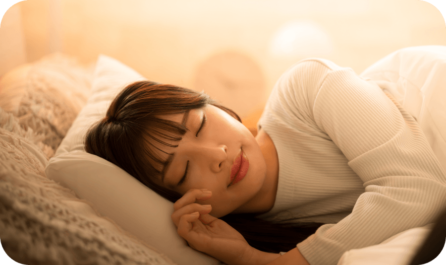 ベッドで眠っている女性の写真